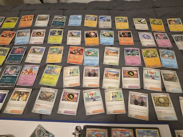 Grote pokémonkaartenverzameling met zeldzame kaarten, verzamelmap en pokémon-blik - afbeelding 26 van  26