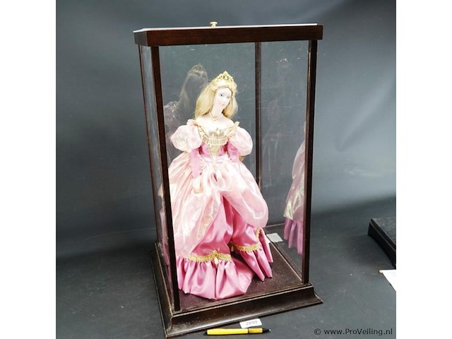 Grote pop in vitrine - afbeelding 1 van  5