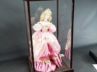 Grote pop in vitrine - afbeelding 1 van  5