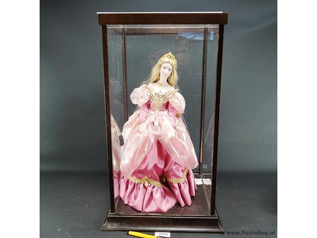 Grote pop in vitrine - afbeelding 2 van  5
