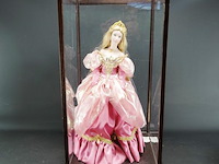 Grote pop in vitrine - afbeelding 2 van  5