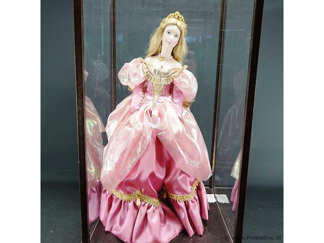 Grote pop in vitrine - afbeelding 3 van  5