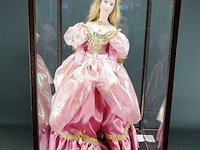 Grote pop in vitrine - afbeelding 3 van  5