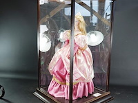 Grote pop in vitrine - afbeelding 4 van  5