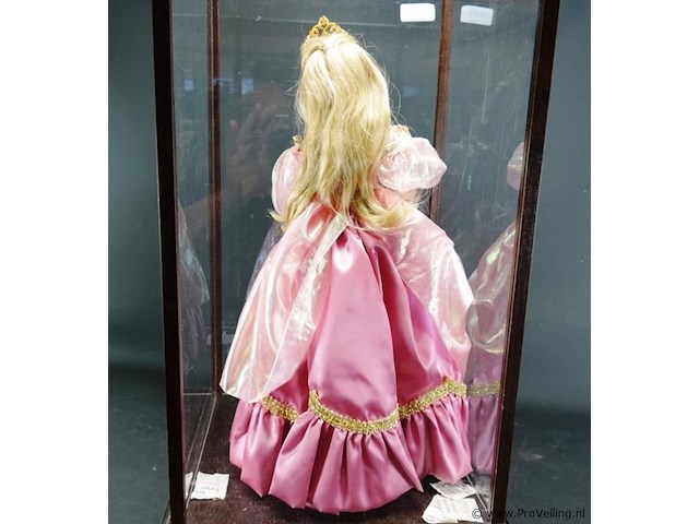 Grote pop in vitrine - afbeelding 5 van  5