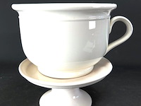 Grote porseleinen soepkom met handvat :-) op dit plateau - afbeelding 1 van  5