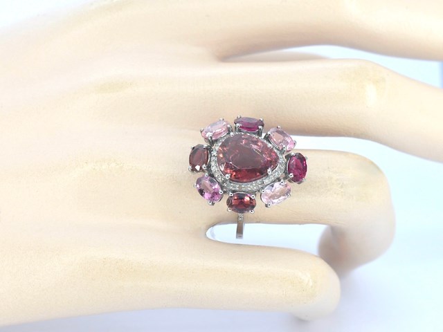 Grote ring met natuurlijke toermalijnen in verschillende roze getinte kleuren - afbeelding 2 van  6