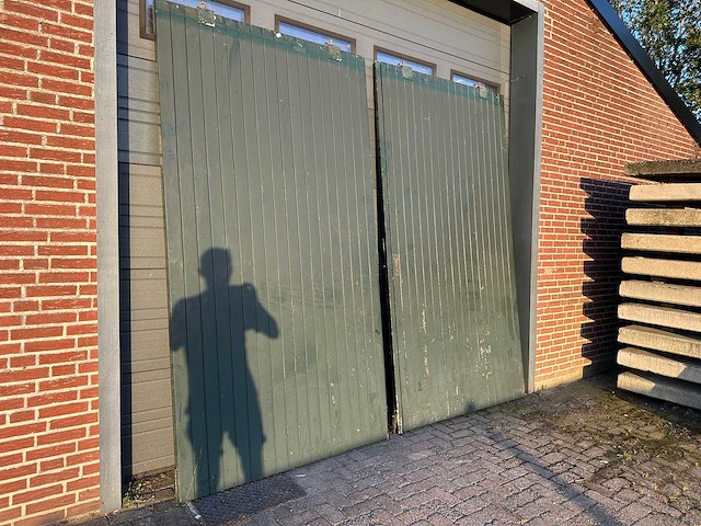 Grote schuifdeuren van hout voor stal of loods. - afbeelding 1 van  3