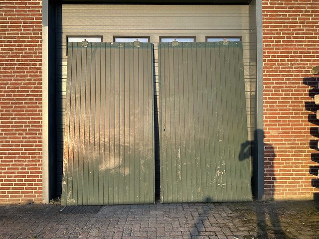 Grote schuifdeuren van hout voor stal of loods. - afbeelding 2 van  3