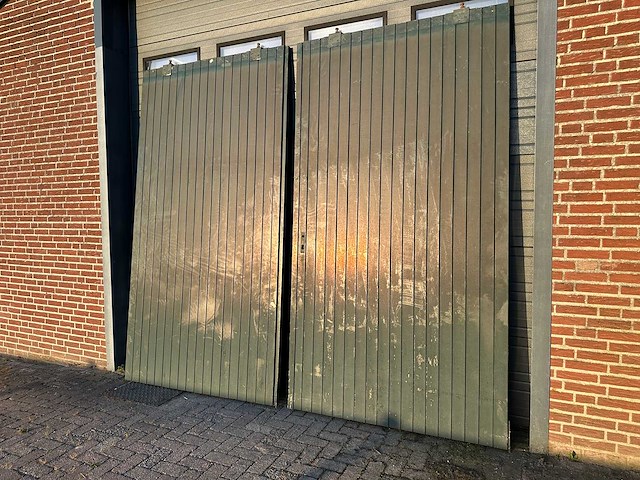 Grote schuifdeuren van hout voor stal of loods. - afbeelding 3 van  3