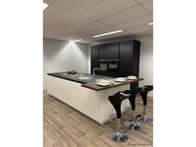 Grote showroomkeuken – greeploos met eiland - afbeelding 1 van  2