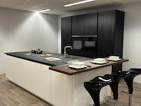 Grote showroomkeuken – greeploos met eiland - afbeelding 1 van  2