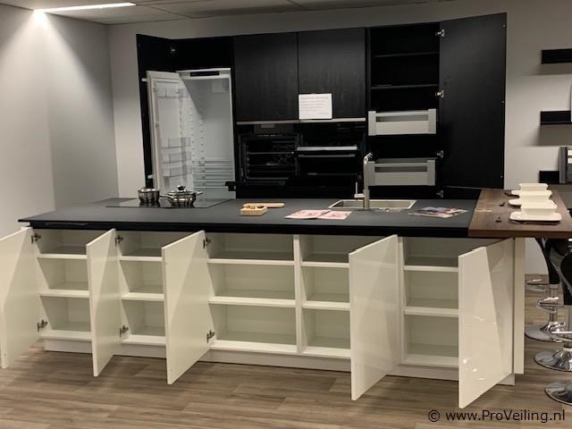 Grote showroomkeuken – greeploos met eiland - afbeelding 2 van  2