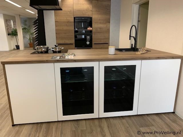 Grote showroomkeuken met eiland - afbeelding 2 van  3