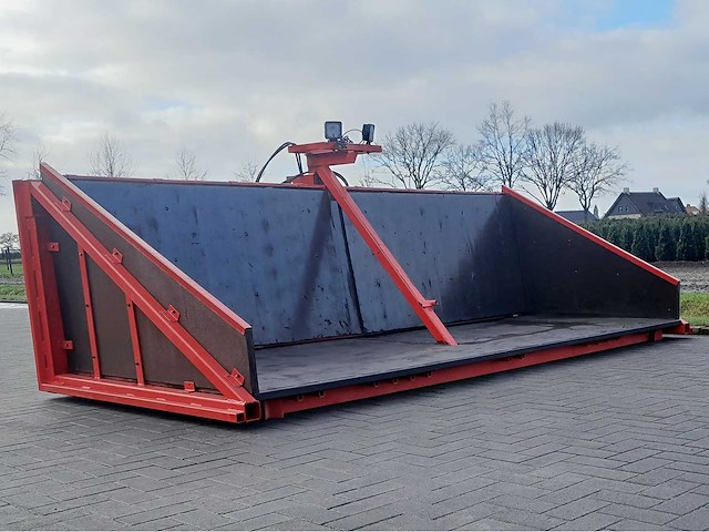 Grote transportbak met hydraulische opschuifplaat - afbeelding 1 van  3