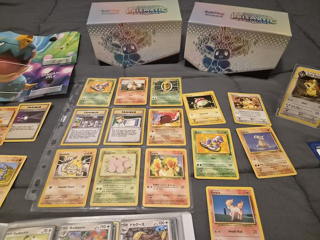 Grote verzameling pokémon kaarten met gevulde map, vintage kaarten, sleeves en accessoires - afbeelding 2 van  38