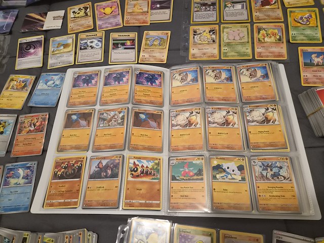 Grote verzameling pokémon kaarten met gevulde map, vintage kaarten, sleeves en accessoires - afbeelding 7 van  38