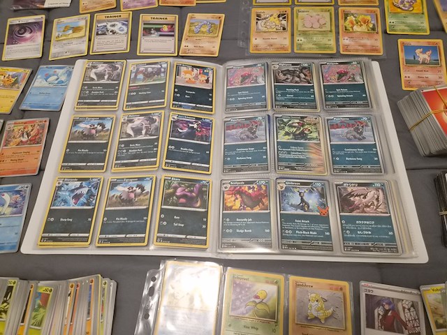 Grote verzameling pokémon kaarten met gevulde map, vintage kaarten, sleeves en accessoires - afbeelding 10 van  38