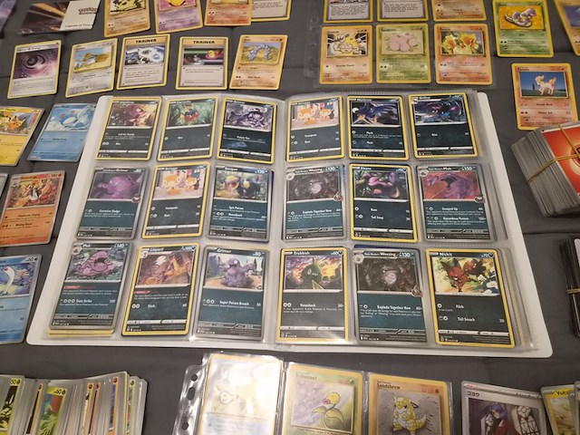 Grote verzameling pokémon kaarten met gevulde map, vintage kaarten, sleeves en accessoires - afbeelding 11 van  38