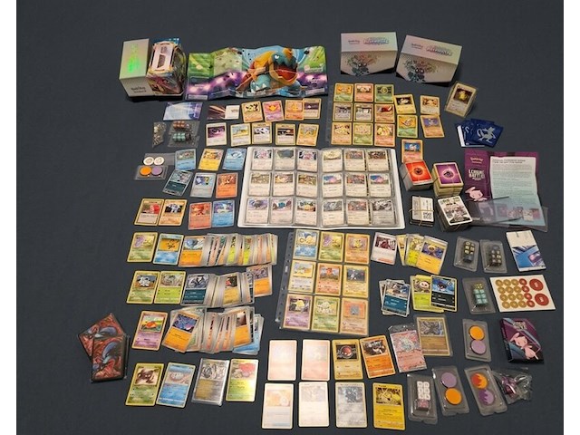 Grote verzameling pokémon kaarten met gevulde map, vintage kaarten, sleeves en accessoires - afbeelding 1 van  38