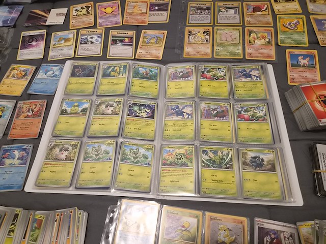 Grote verzameling pokémon kaarten met gevulde map, vintage kaarten, sleeves en accessoires - afbeelding 13 van  38