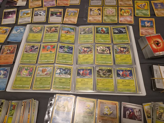 Grote verzameling pokémon kaarten met gevulde map, vintage kaarten, sleeves en accessoires - afbeelding 14 van  38
