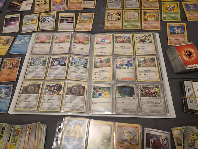 Grote verzameling pokémon kaarten met gevulde map, vintage kaarten, sleeves en accessoires - afbeelding 16 van  38