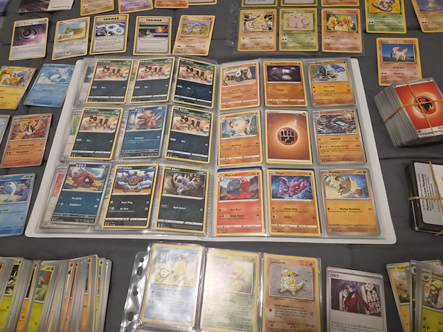 Grote verzameling pokémon kaarten met gevulde map, vintage kaarten, sleeves en accessoires - afbeelding 19 van  38