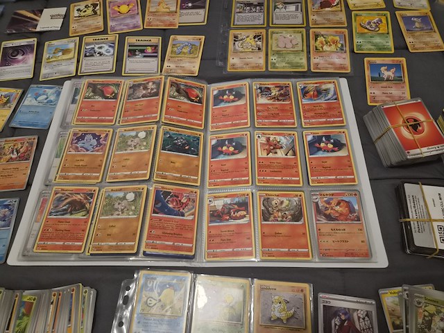 Grote verzameling pokémon kaarten met gevulde map, vintage kaarten, sleeves en accessoires - afbeelding 20 van  38