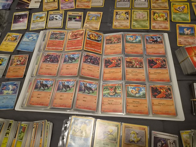 Grote verzameling pokémon kaarten met gevulde map, vintage kaarten, sleeves en accessoires - afbeelding 22 van  38