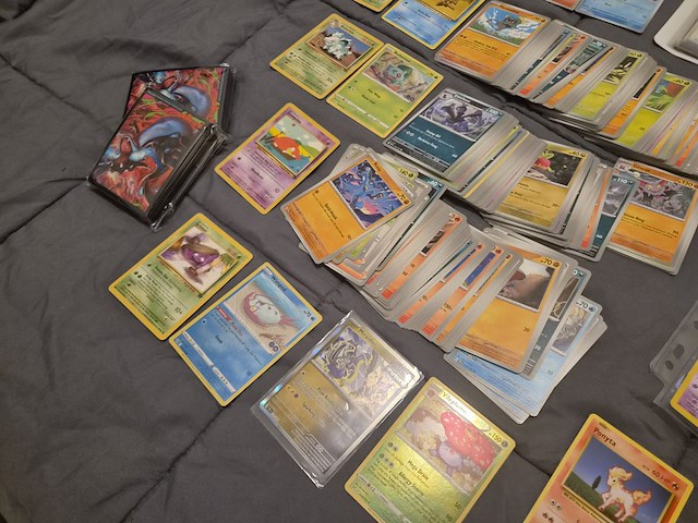 Grote verzameling pokémon kaarten met gevulde map, vintage kaarten, sleeves en accessoires - afbeelding 12 van  38