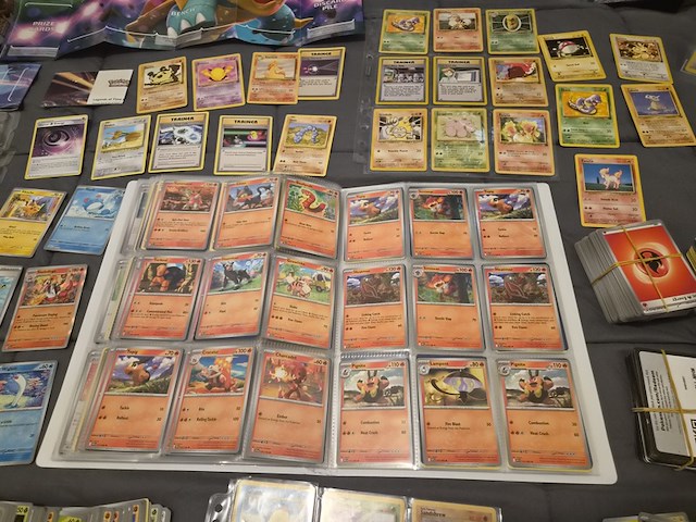 Grote verzameling pokémon kaarten met gevulde map, vintage kaarten, sleeves en accessoires - afbeelding 24 van  38