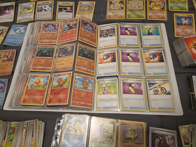 Grote verzameling pokémon kaarten met gevulde map, vintage kaarten, sleeves en accessoires - afbeelding 26 van  38