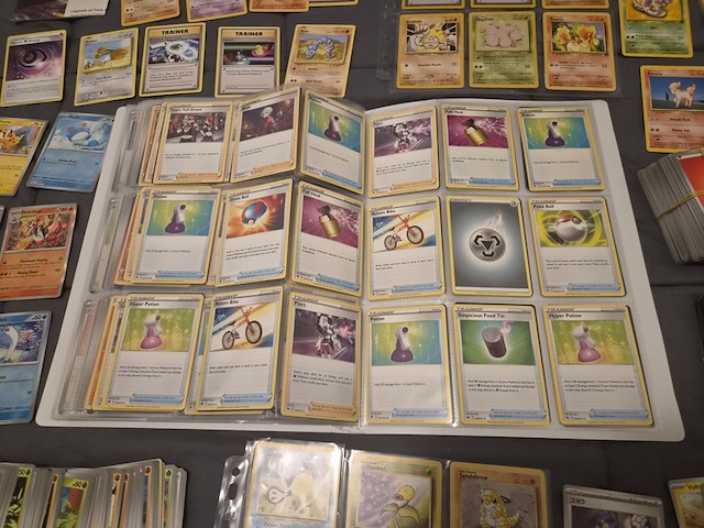 Grote verzameling pokémon kaarten met gevulde map, vintage kaarten, sleeves en accessoires - afbeelding 28 van  38