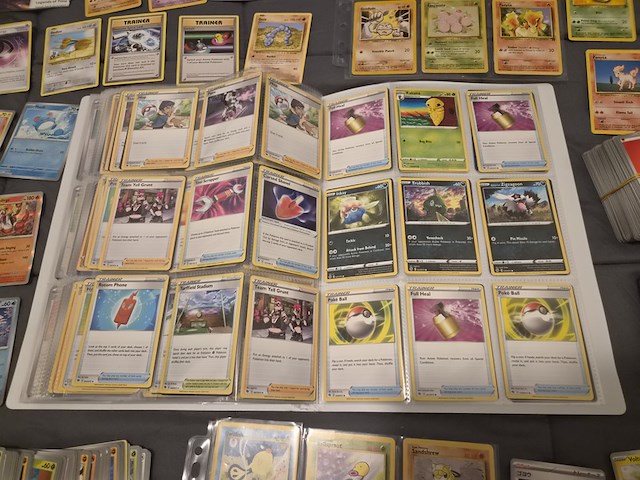 Grote verzameling pokémon kaarten met gevulde map, vintage kaarten, sleeves en accessoires - afbeelding 29 van  38