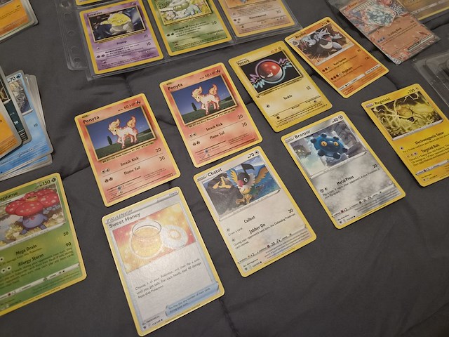 Grote verzameling pokémon kaarten met gevulde map, vintage kaarten, sleeves en accessoires - afbeelding 23 van  38