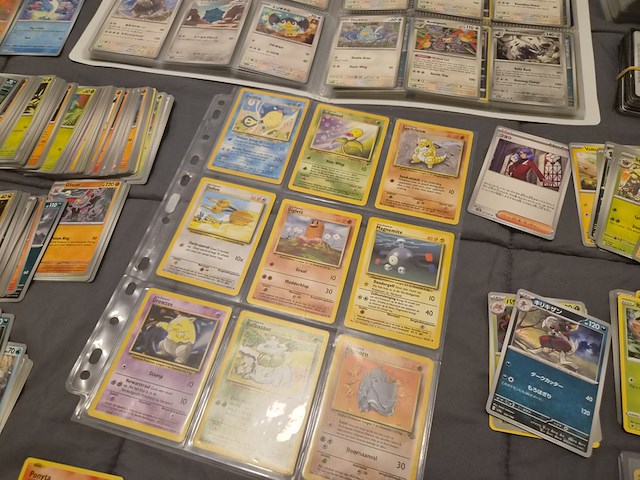 Grote verzameling pokémon kaarten met gevulde map, vintage kaarten, sleeves en accessoires - afbeelding 34 van  38