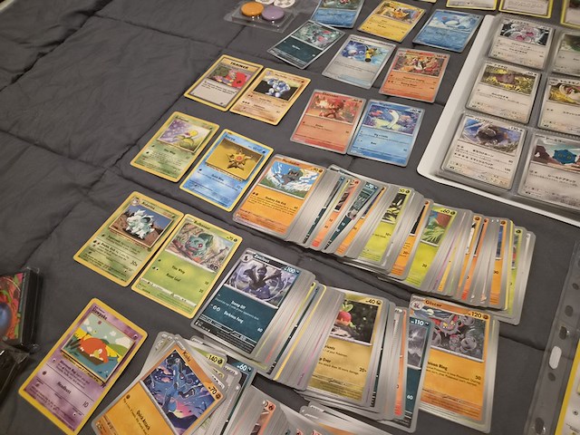 Grote verzameling pokémon kaarten met gevulde map, vintage kaarten, sleeves en accessoires - afbeelding 35 van  38