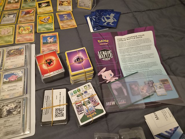Grote verzameling pokémon kaarten met gevulde map, vintage kaarten, sleeves en accessoires - afbeelding 37 van  38