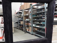 Grote vierkante spiegel in met stof beklede houten lijst - afbeelding 2 van  5