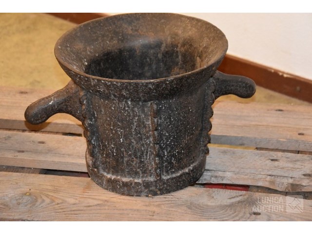 Grote vijzel of gietbeker - afbeelding 1 van  3