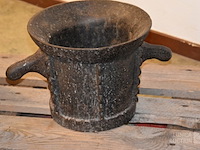 Grote vijzel of gietbeker - afbeelding 1 van  3