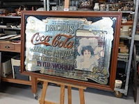 Grote vintage coca-cola reclamespiegel in een houten lijst