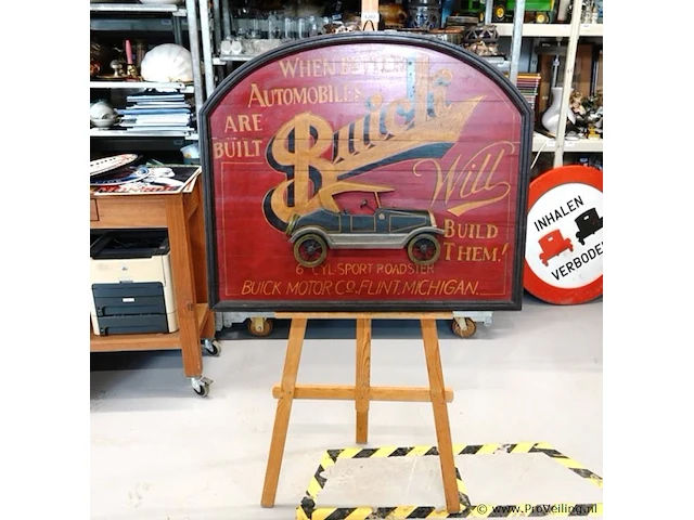 Grote vintage houten buick-reclamebord met een opvallend driedimensionaal model van een klassieke roadster en de iconische slogan "when better automobiles are built buick will build them" - afbeelding 1 van  6