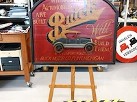 Grote vintage houten buick-reclamebord met een opvallend driedimensionaal model van een klassieke roadster en de iconische slogan "when better automobiles are built buick will build them"