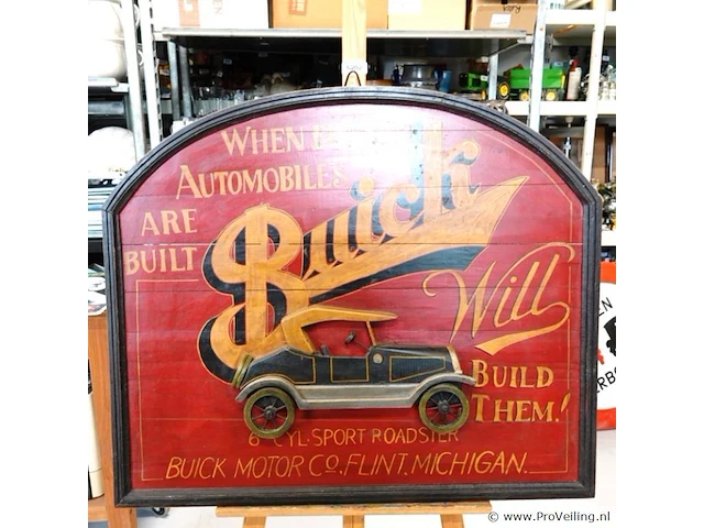 Grote vintage houten buick-reclamebord met een opvallend driedimensionaal model van een klassieke roadster en de iconische slogan "when better automobiles are built buick will build them" - afbeelding 2 van  6