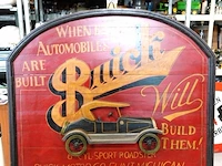 Grote vintage houten buick-reclamebord met een opvallend driedimensionaal model van een klassieke roadster en de iconische slogan "when better automobiles are built buick will build them" - afbeelding 2 van  6