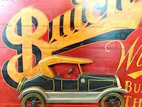 Grote vintage houten buick-reclamebord met een opvallend driedimensionaal model van een klassieke roadster en de iconische slogan "when better automobiles are built buick will build them" - afbeelding 3 van  6
