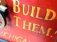 Grote vintage houten buick-reclamebord met een opvallend driedimensionaal model van een klassieke roadster en de iconische slogan "when better automobiles are built buick will build them" - afbeelding 5 van  6