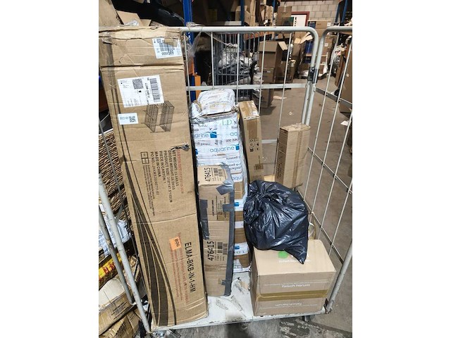 Grote volle container met retouren - afbeelding 1 van  4